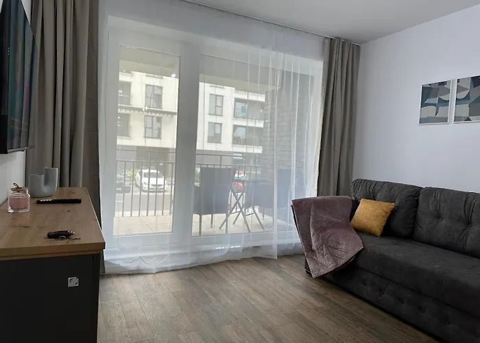 Inchis Near Coresi Mall 公寓 *