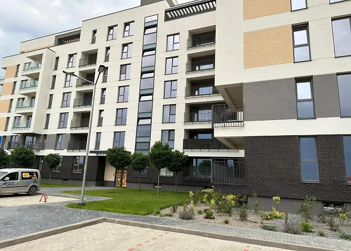 Inchis Near Coresi Mall 公寓