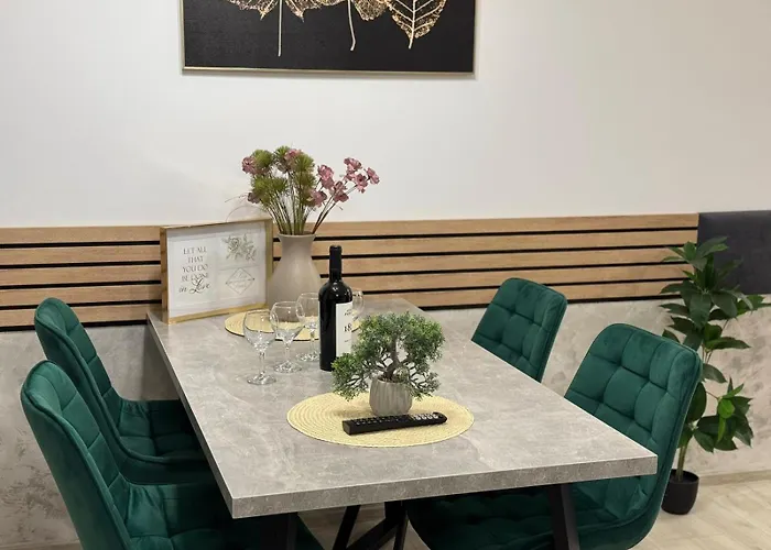 Inchis Near Coresi Mall 公寓 *